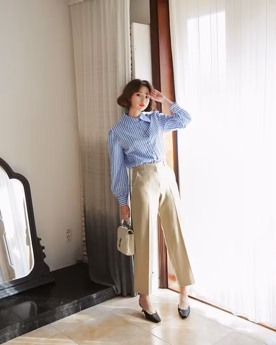 Sơ mi kẻ sọc hải quân là sản phẩm được phái đẹp châu Á ưa chuộng ở mùa hè.