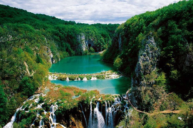  Khu 16 hồ liên kết với nhau và có các màu sắc đặc biệt. Nơi đây được UNESCO công nhận là di sản thế giới.