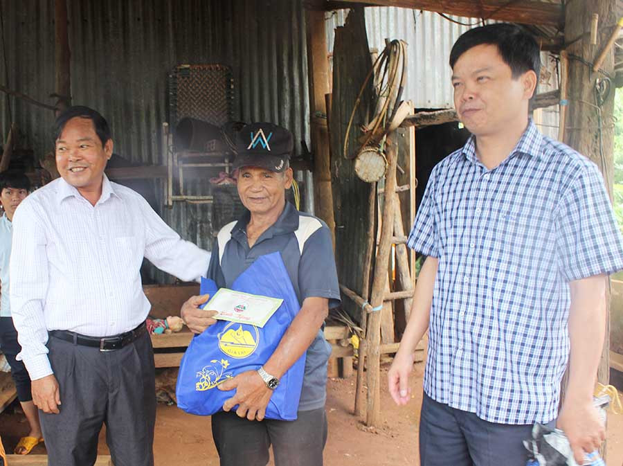  Tặng quà cho gia đình bệnh binh Siu Ơk. Ảnh: Nguyễn Diệp