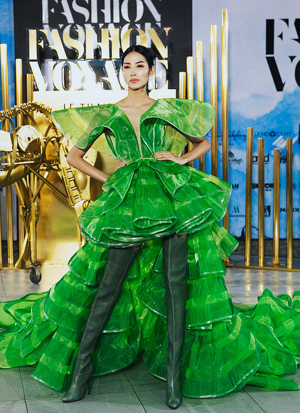 Sau đó, Hoàng Thùy làm vedette trong bộ váy mullet bằng chất liệu taffta phối cùng boot cổ cao. Sau đó, Hoàng Thùy làm vedette trong bộ váy mullet bằng chất liệu taffta phối cùng boot cổ cao.