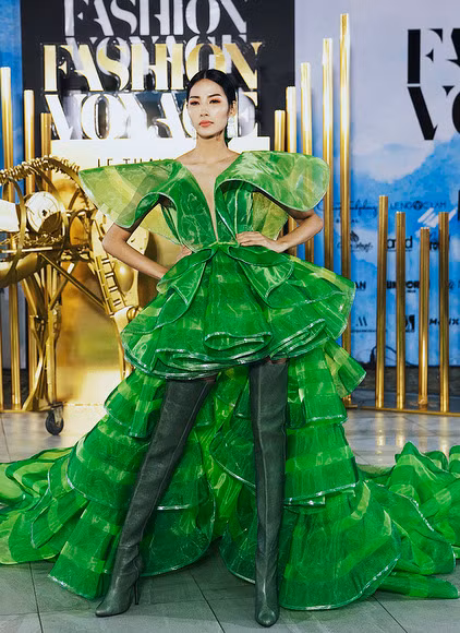 Sau đó, Hoàng Thùy làm vedette trong bộ váy mullet bằng chất liệu taffta phối cùng boot cổ cao.