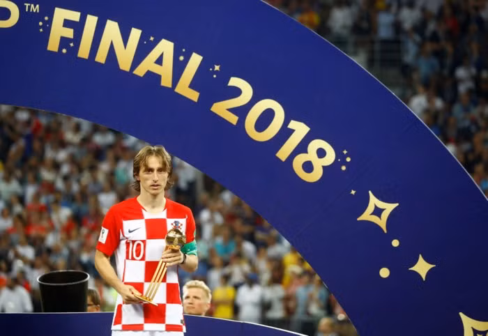Khuôn mặt buồn hoàn toàn không cảm xúc của Luka Modric sau khi nhận giải Quả bóng vàng cho cầu thủ xuất sắc nhất World Cup. Ảnh: Reuters.