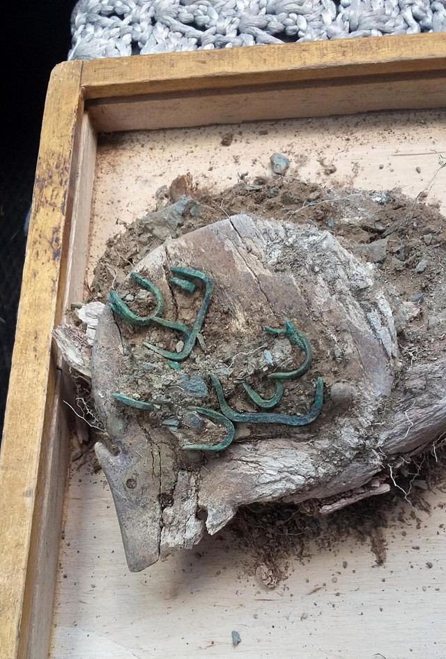  Những món đồ trang sức kèm theo được chôn cùng cặp đôi