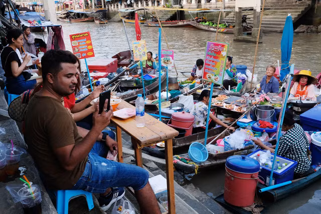 Chợ nổi Amphawa (cách Bangkok khoảng 80 km) là nơi nhiều du khách nước ngoài đến tham quan - Ảnh: L.SƠN