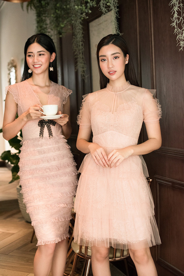 Diện những bộ đầm ren mềm mại, hai nàng hậu toát lên vẻ đẹp nhẹ nhàng, thanh lịch. Diện những bộ đầm ren mềm mại, hai nàng hậu toát lên vẻ đẹp nhẹ nhàng, thanh lịch.