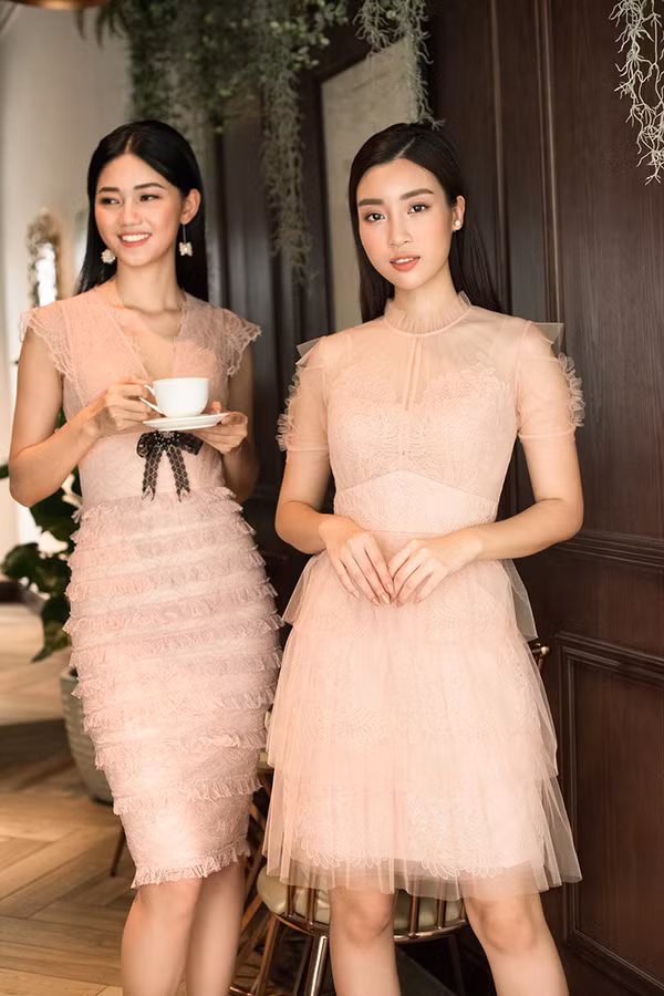 Diện những bộ đầm ren mềm mại, hai nàng hậu toát lên vẻ đẹp nhẹ nhàng, thanh lịch. Diện những bộ đầm ren mềm mại, hai nàng hậu toát lên vẻ đẹp nhẹ nhàng, thanh lịch.
