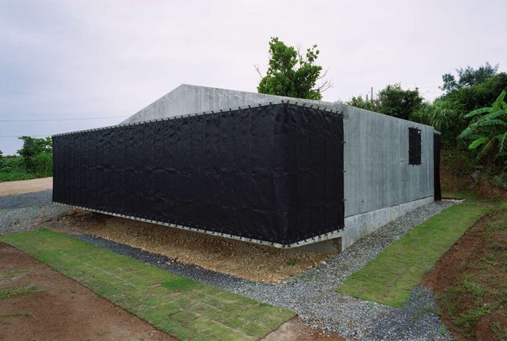  Hệ thống lưới chắn gió bảo vệ ngôi nhà khi mưa xuống.