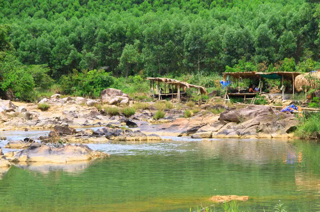 Những chòi, lán của người dân địa phương mới dựng lên để kinh doanh, bán đồ đặc sản