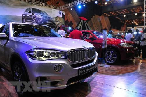 Mẫu xe X5 của hãng BMW được giới thiệu tại triển lãm ô tô ở Nairobi, Kenya. Ảnh: AFP/TTXVN Mẫu xe X5 của hãng BMW được giới thiệu tại triển lãm ô tô ở Nairobi, Kenya. Ảnh: AFP/TTXVN