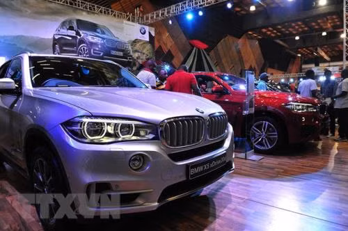Mẫu xe X5 của hãng BMW được giới thiệu tại triển lãm ô tô ở Nairobi, Kenya. Ảnh: AFP/TTXVN