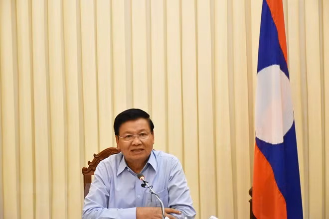 Thủ tướng Lào Thongloun Sisoulith chủ trì cuộc họp báo về sự cố đập thủy điện tại thủ đô Vintiane. (Nguồn: THX/TTXVN)