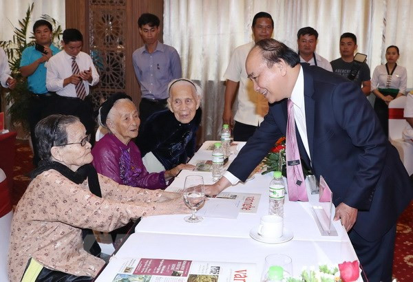 Thủ tướng Nguyễn Xuân Phúc với các đại biểu dự buổi lễ. (Ảnh: Thống Nhất/TTXVN)