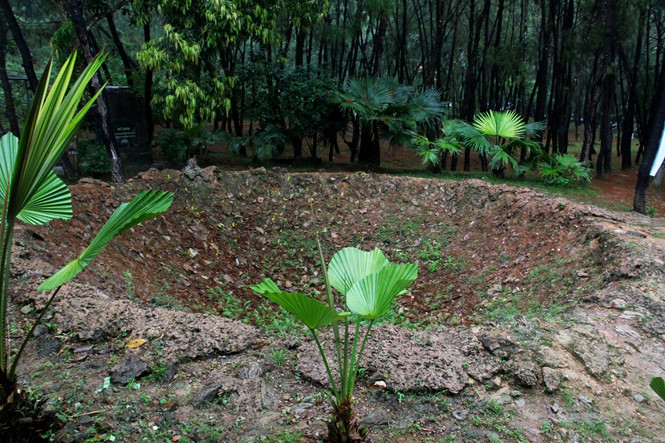 Hố bom đã vùi lấp 10 nữ TNXP mở đường ở Đồng Lộc