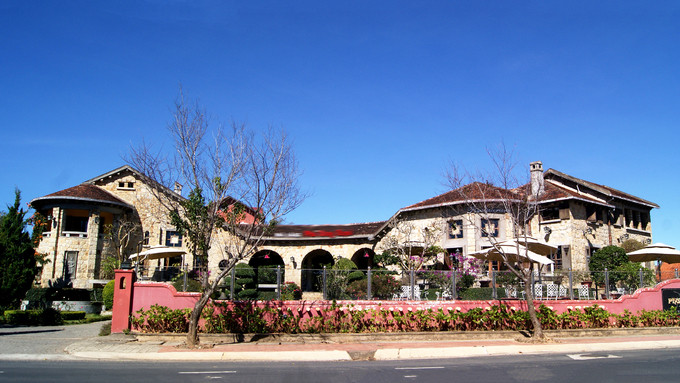 Biệt thự được xây dựng theo lối kiến trúc xứ Basque (Tây Ban Nha) trên khu đất rộng hàng nghìn mét vuông. Công trình được xây theo ý tưởng của một viên chức người Pháp, có 2 tầng nổi, một tầng hầm, gồm hai khối nhà. Năm 1940, trong một chuyến nghỉ mát ở đây, vua Bảo Đại đã mua lại tòa nhà từ viên chức này để tặng cho thứ phi Phi Ánh. Từ đó, biệt thự đá còn có tên gọi là “biệt thự Phi Ánh”.