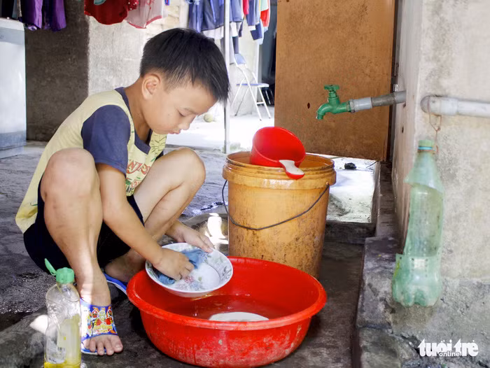 Dù còn nhỏ, Tây đã biết giúp mẹ làm việc vặt 