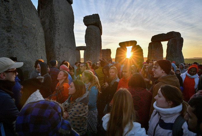  Người Anh rộn ràng đón bình minh - Ảnh: Ben Birchall/PA