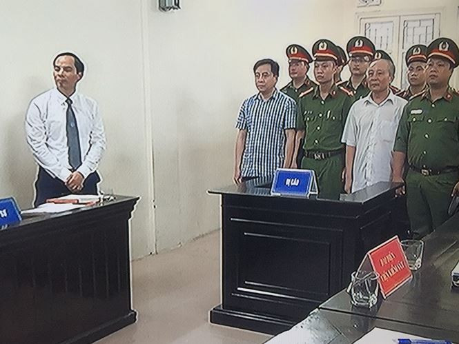 Cựu Phó tổng cục trưởng Tình báo Phan Hữu Tuấn (áo trắng) tại phiên tòa Hà Nội chiều 30/7. Ảnh: Nguyễn Hoàn