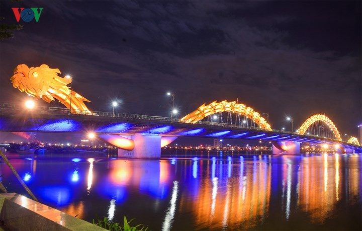 Qua đèo Hải Vân, “thành phố của những cây cầu” Đà Nẵng luôn khiến du khách ngỡ ngàng vì sự phát triển nhanh chóng.