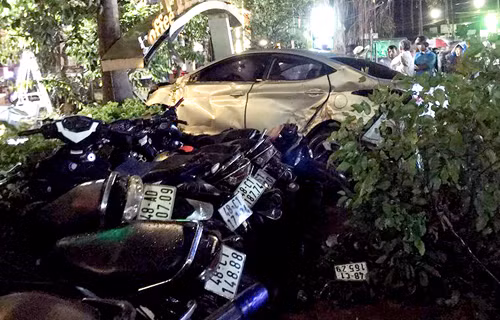 Ôtô lao vào bãi giữ xe trước quán cà phê.