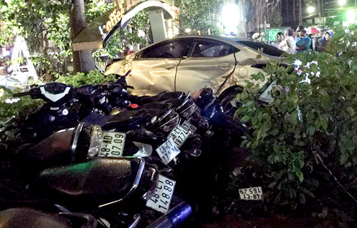 Ôtô lao vào bãi giữ xe trước quán cà phê. Ôtô lao vào bãi giữ xe trước quán cà phê.