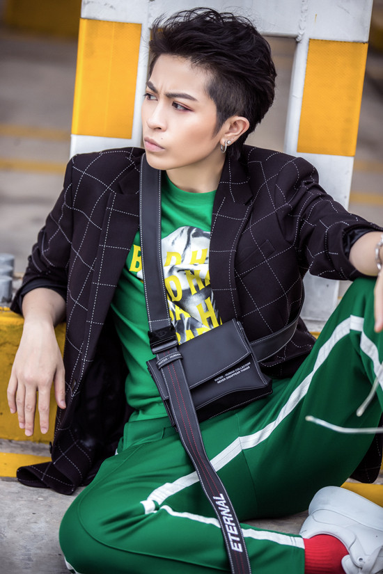 Gil lựa chọn suit ca rô trắng đen khoác ngoài áo t-shirt xanh lá có họa tiết, phía dưới là quần thể thao chất liệu thun cùng màu với áo trong. Gil lựa chọn suit ca rô trắng đen khoác ngoài áo t-shirt xanh lá có họa tiết, phía dưới là quần thể thao chất liệu thun cùng màu với áo trong.