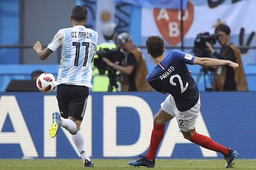 Benjamin Pavard (số 2) tung cú volley đẹp mắt vào lưới ĐT Argentina. Ảnh: AP.