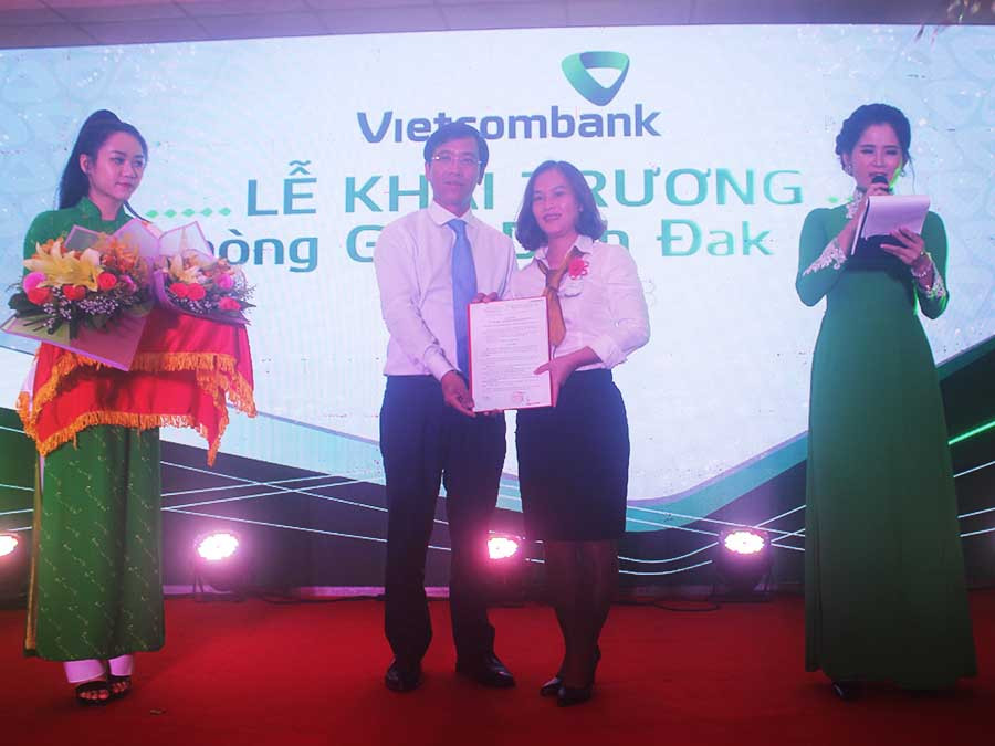 Ông Trương Anh Tuấn-Giám đốc Vietcombank Gia Lai trao quyết định bổ nhiệm Trưởng phòng Giao dịch Đak Đoa. Ảnh: Sơn Ca Ông Trương Anh Tuấn-Giám đốc Vietcombank Gia Lai trao quyết định bổ nhiệm Trưởng Phòng Giao dịch Đak Đoa. Ảnh: Sơn Ca