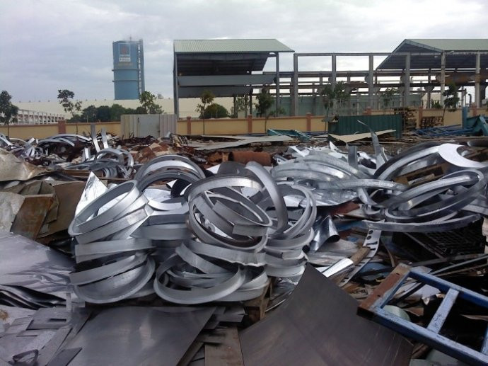 Một góc của bãi tập kết phế liệu tại KCN nhỏ Diễn Hồng.