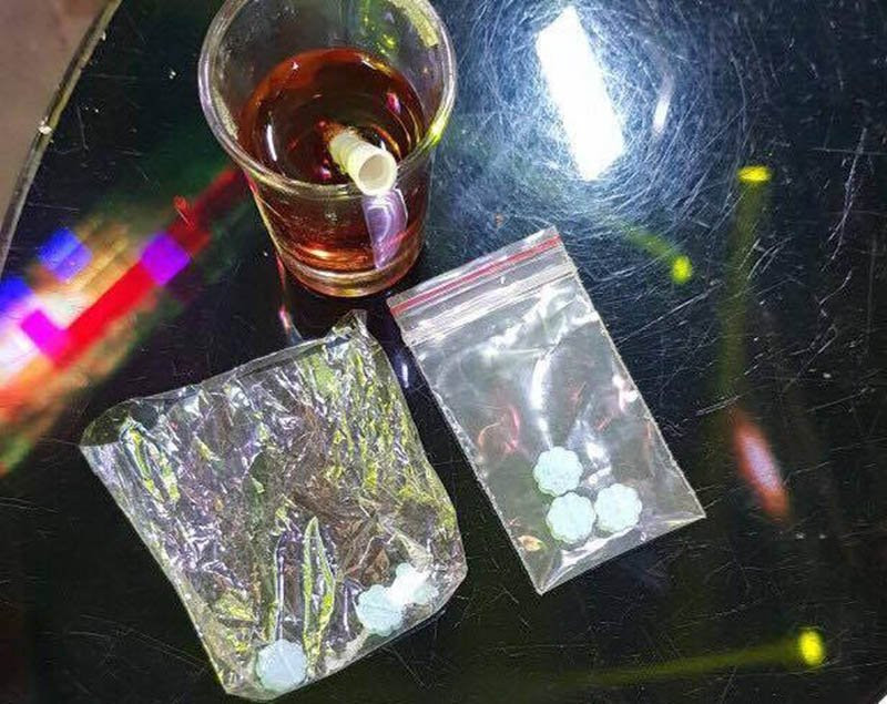  Những viên nén nghi là ma túy được tìm thấy ở các bàn khách trong quán bar Paradise