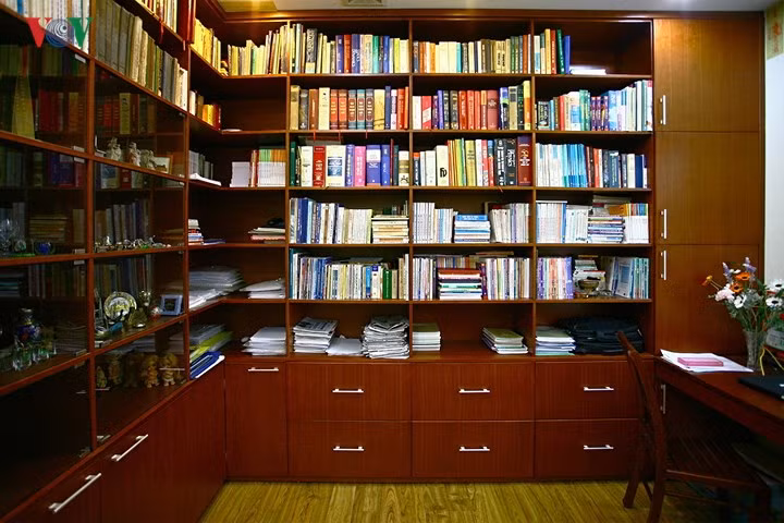 Tận dụng chiều cao: Giá sách cao sát trần