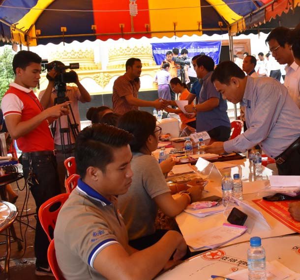 Theo thông tin từ ông ông Súc Sã Máy-Chăn Thă Mạt-Phó Chủ tịch UBND tỉnh Attapeu, ngoài hàng ngàn tấn hàng hóa, số tiền mặt hỗ trợ dân bị ảnh hưởng do sự cố vỡ đập thủy điện là khoảng 35 tỉ kíp (khoảng gần 100 tỉ đồng Việt Nam đồng)