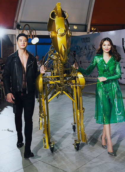 Thanh Hằng và Nguyễn Văn Sơn là người khép lại show "Dạo bước trên mây" do đạo diễn Long Kan thực hiện ở Bà Nà, Đà Nẵng. Siêu mẫu mặc váy làm từ chất liệu nhựa trong suốt màu xanh lá.  Thanh Hằng và Nguyễn Văn Sơn là người khép lại show