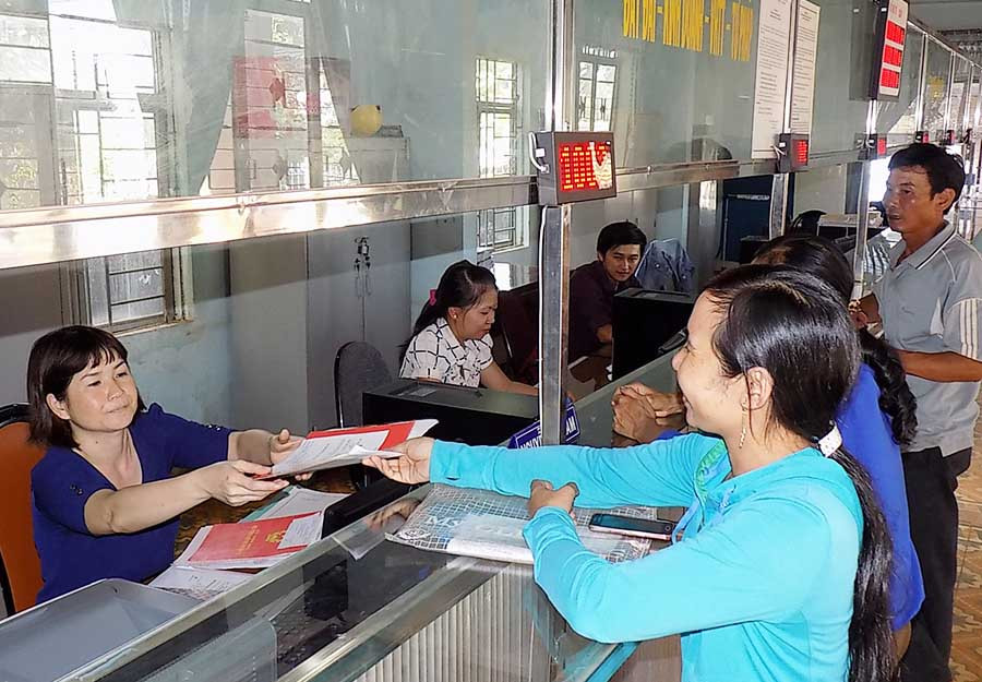  Giải quyết thủ tục hành chính trong lĩnh vực đất đai. Ảnh: T.N