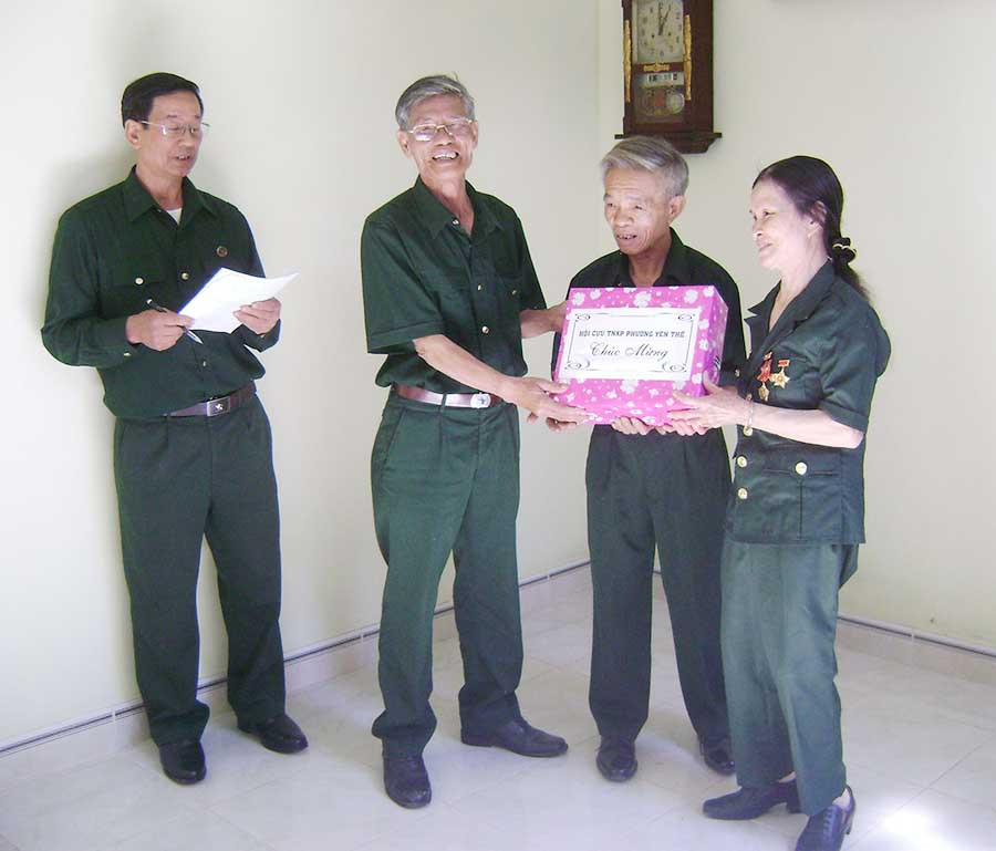 Trao quà cho các cựu thanh niên xung phong có hoàn cảnh khó khăn. Ảnh: H.Đ.T  Trao quà cho các cựu thanh niên xung phong có hoàn cảnh khó khăn. Ảnh: H.Đ.T