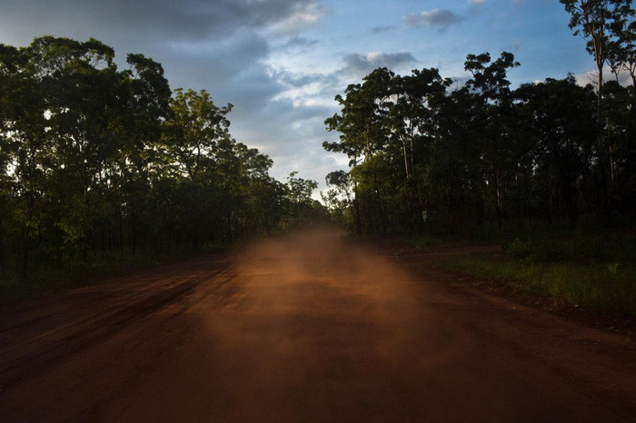 Quang cảnh đường đất đầy bụi sau khi xe du lịch chạy qua trên đảo Melville - Ảnh: DAVID MAURICE SMITH, OCULI/NG
