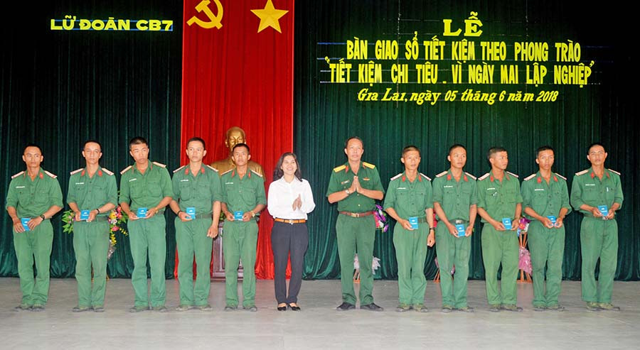  Đại diện Ngân hàng Quân đội-Chi nhánh Gia Lai và Chỉ huy Lữ đoàn Công binh 7 trao sổ tiết kiệm cho đoàn viên thanh niên. Ảnh: S.T