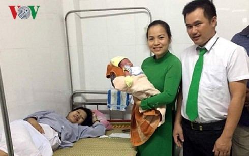 Sau khi giúp sản phụ vượt cạn, tài xế Lê Phước Chính đưa 2 mẹ con sản phụ vào bệnh viện.