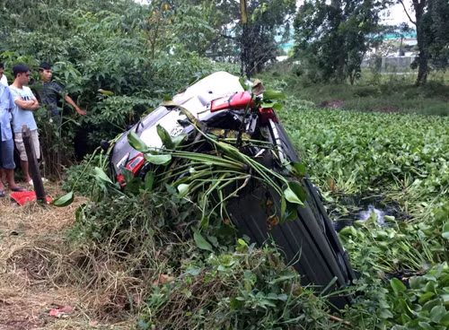 Chiếc ôtô được cẩu lên từ kênh. Ảnh: Tin Tin.