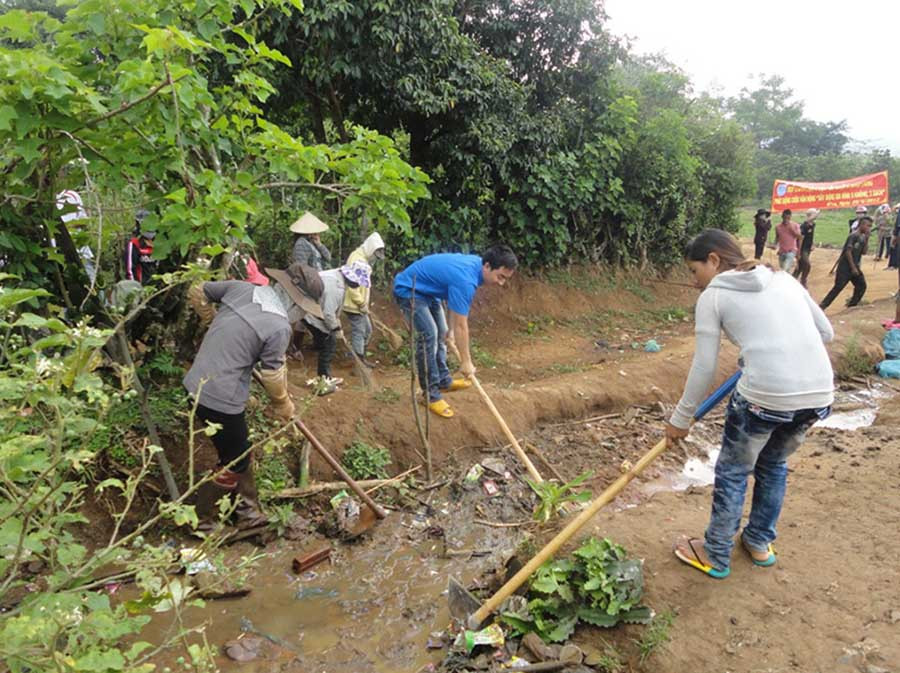  Đoàn viên thanh niên dọn vệ sinh đường làng ngõ xóm. Ảnh: H.Đ.T