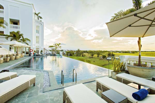 Khách sạn gồm 73 phòng nghỉ theo phong cách hiện đại, trẻ trung. Hồ bơi vô cực tại tầng 4 có tầm nhìn ra cánh đồng lúa mênh mông. Giá từ 1,4 triệu đồng đến 3,64 triệu đồng một đêm.