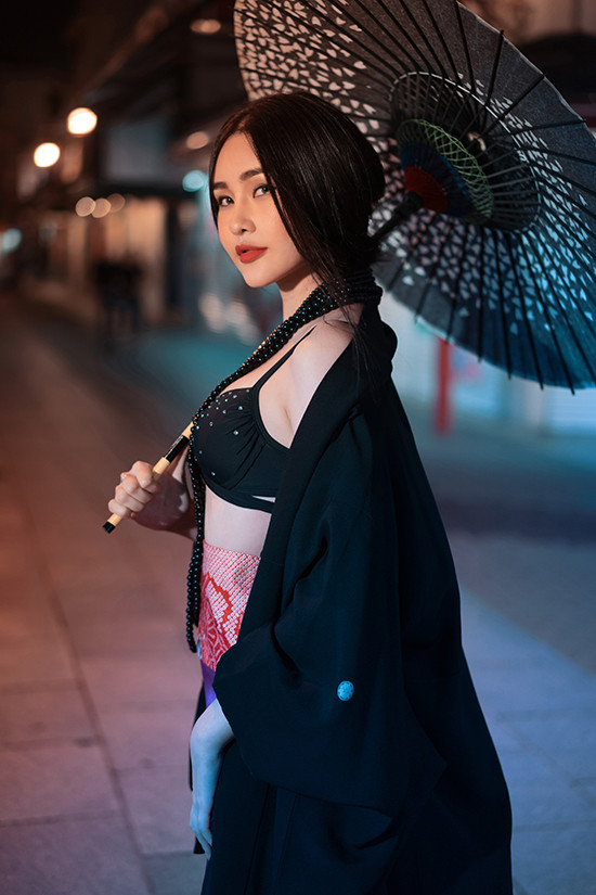 Bộ sưu tập còn giới thiệu một số mẫu trang phục phá cách và khá sexy.