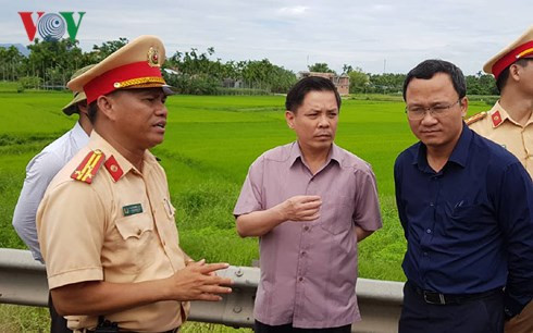  Lãnh đạo Bộ GTVT nghe báo cáo tình hình vụ tai nạn.