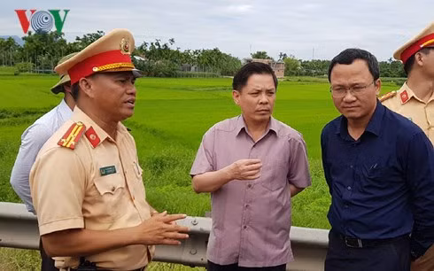  Lãnh đạo Bộ GTVT nghe báo cáo tình hình vụ tai nạn.