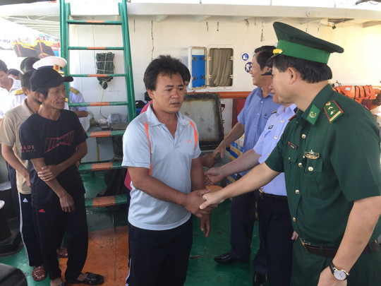 Thuyền trưởng tàu cá gặp nạn đã quyết định bỏ tàu để cứu người Thuyền trưởng tàu cá gặp nạn đã quyết định bỏ tàu để cứu người