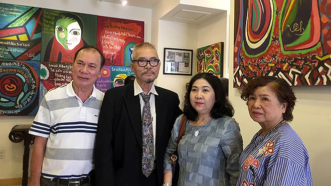 Nửa năm qua, ông miệt mài bên giá vẽ, thậm chí có lúc gần như "chiến đấu với thần chết", chạy đua với thời gian để sáng tác, để sống với những rung động. Nửa năm qua, ông miệt mài bên giá vẽ, thậm chí có lúc gần như