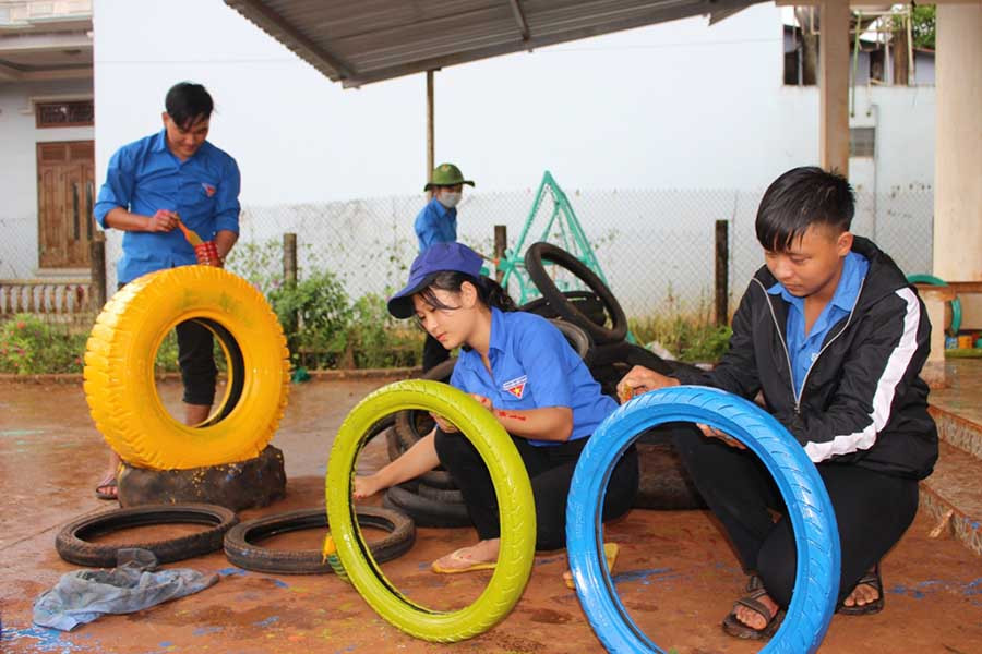  Đoàn viên thanh niên thôn 3 (xã Ia Lốp, huyện Chư Sê) sơn sửa lốp xe để làm đồ chơi cho thiếu nhi. Ảnh: P.L
