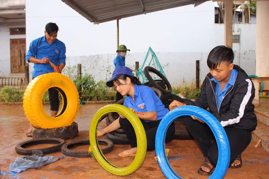 Đoàn viên thanh niên thôn 3 (xã Ia Lốp, huyện Chư Sê) sơn sửa lốp xe để làm đồ chơi cho thiếu nhi. Ảnh: P.L Đoàn viên thanh niên thôn 3 (xã Ia Lốp, huyện Chư Sê) sơn sửa lốp xe để làm đồ chơi cho thiếu nhi. Ảnh: P.L