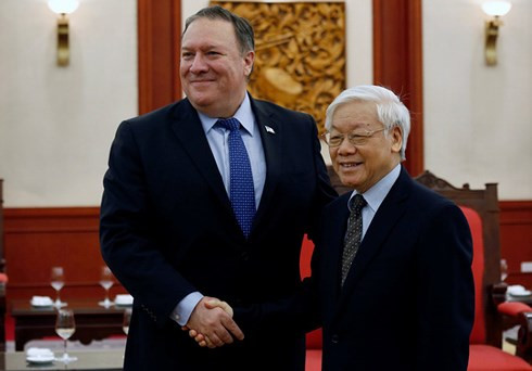 Bộ trưởng Ngoại giao Mỹ Mike Pompeo tới chào Tổng Bí thư Nguyễn Phú Trọng. Bộ trưởng Ngoại giao Mỹ Mike Pompeo tới chào Tổng Bí thư Nguyễn Phú Trọng.