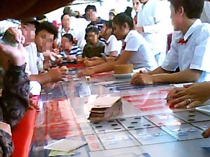 Con bạc Việt đông nghẹt ở casino.