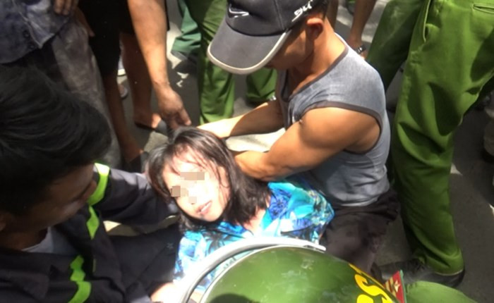 Cô gái được giải cứu an toàn - Ảnh: Nguyễn Chung Cô gái được giải cứu an toàn - Ảnh: Nguyễn Chung